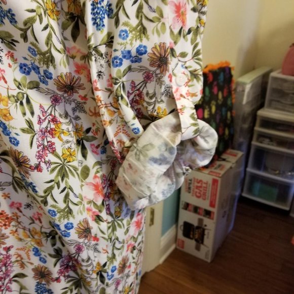 NWOT  Beautiful Floral Pin Pleated Blouse - Picture 8 of 11